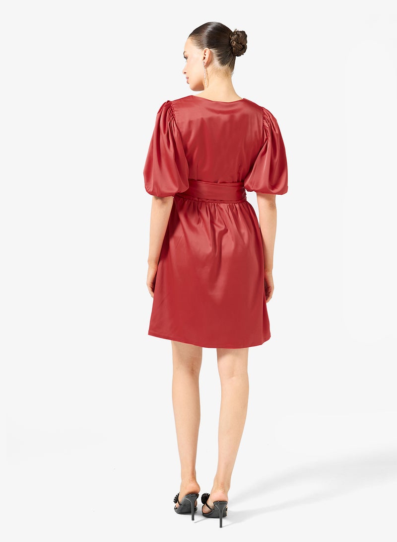 رينيه فستان قصير ساتان بحزام وفتحة صدر - Image 2