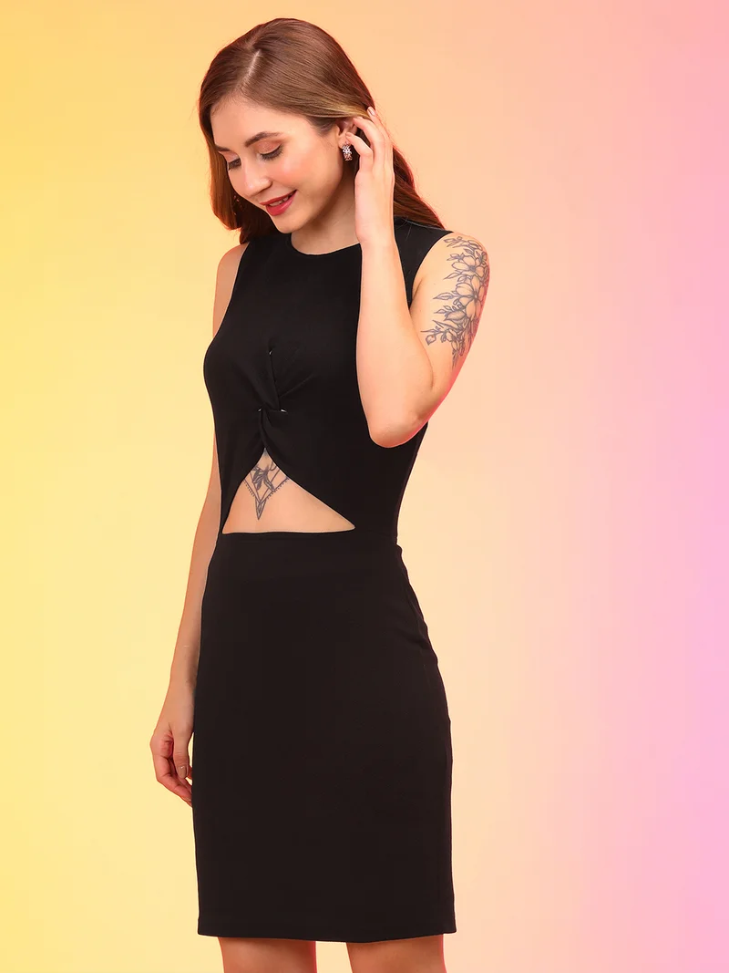 جلو باص فستان نسائي أسود ضيق بقصّات عند الخصر
