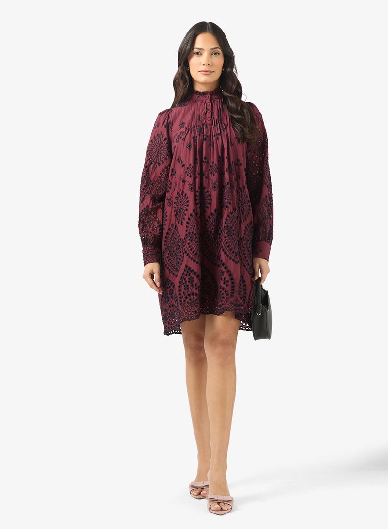 ياس فستان قصير بياقة عالية وتفاصيل دانتيل - Image 4