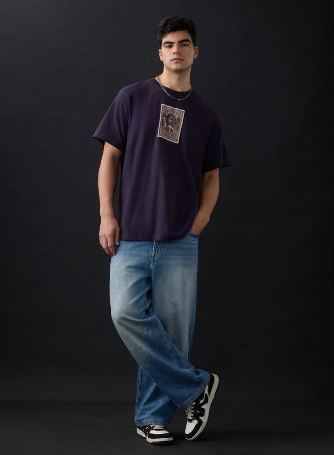 ذا سوليد ستور تيشيرت بقصة مريحة بطبعة جولمال باراف