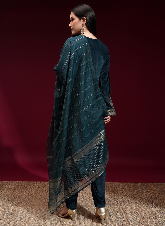 فيشود طقم كورتا نسائي مخمل مطرز باللون الأخضر من ستايلي - Image 3