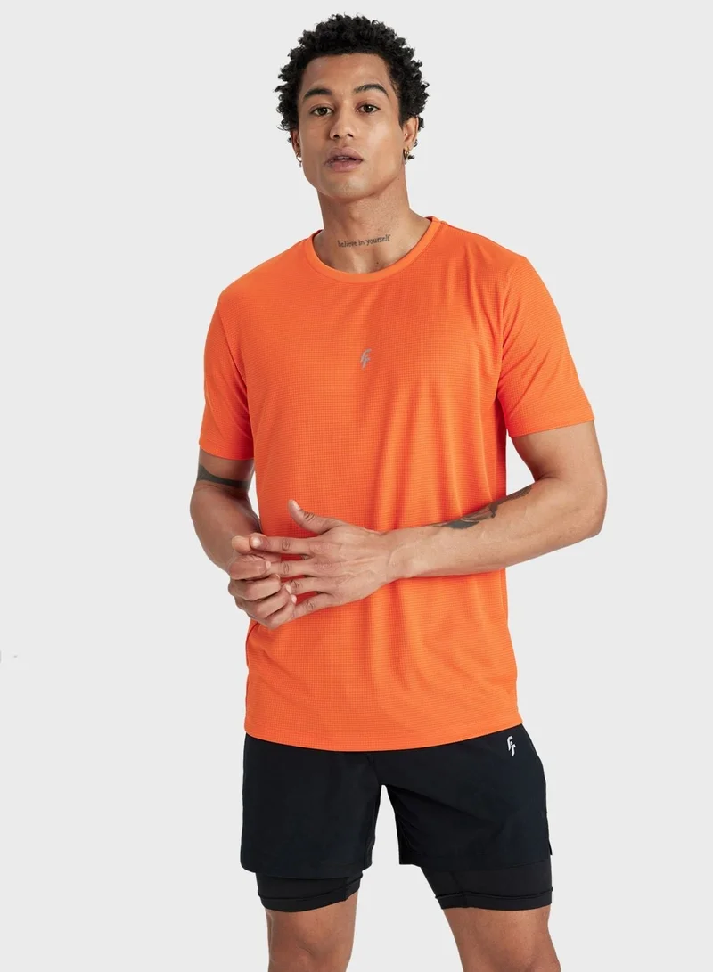 ديفاكتو تيشيرت ديفاكتوفيت بقصة ضيقة وياقة دائرية من قماش ثقيل