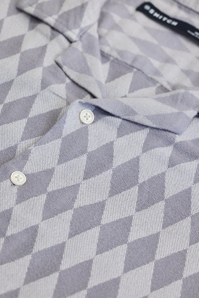 سنيتش قميص رمادي فاتح بتصميم هندسي بقصة صندوقية