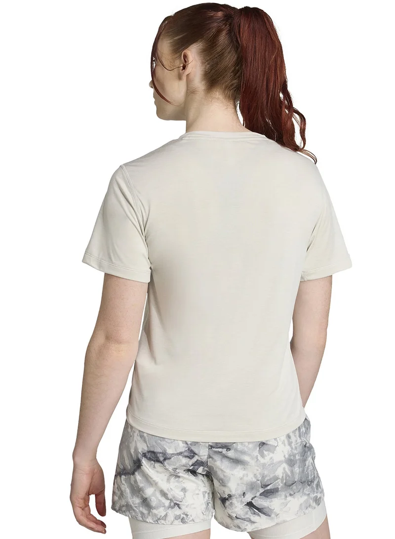 اديداس قميص نسائي بأكمام قصيرة بلون رمادي