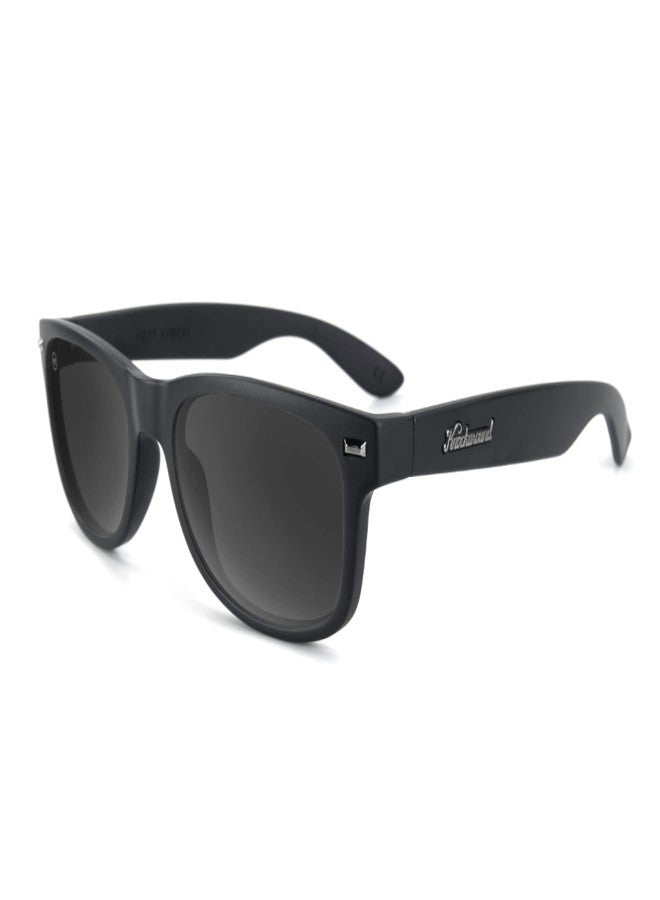 نوك أراوند نظارات شمسية Knockaround Fort Knocks المستقطبة للرجال والنساء - عدسات مقاومة للصدمات وحماية كاملة من الأشعة فوق البنفسجية UV400 (أسود على أسود) - Image 1