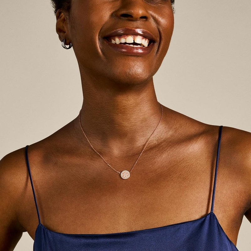 فوسيل قلادة نسائية من فوسيل مصنوعة من الفولاذ المقاوم للصدأ ومزينة بأحجار اللؤلؤ على شكل دائري، باللون الذهبي الوردي - Image 3