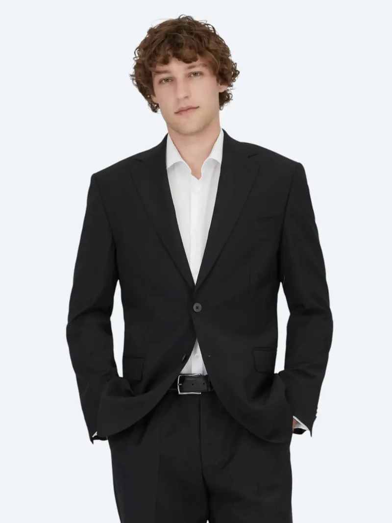 كيب بدلة صوفية سوداء منقوشة بقصة عصرية