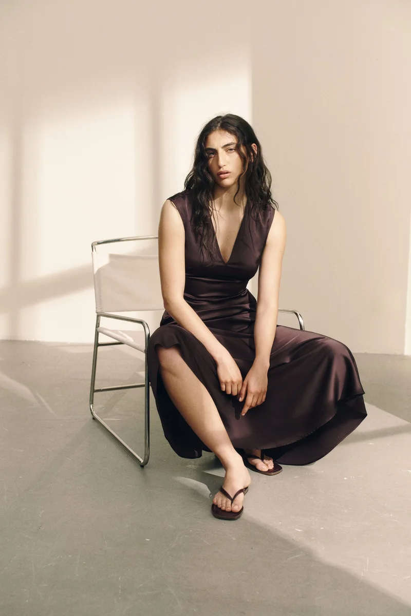 اتش اند ام فستان ساتان بقبة على شكل V