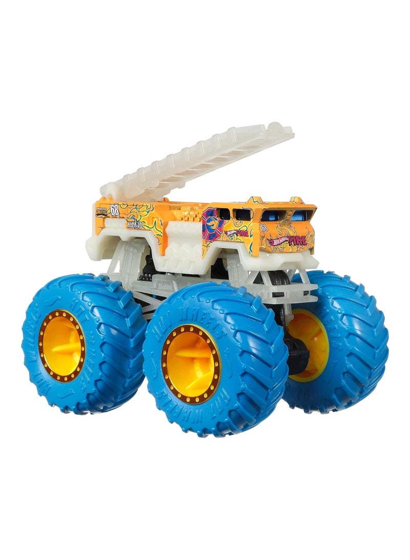 هوت ويلز قطعة واحدة من Hotwheels Monster Trucks Glow In The Dark Diecast 1:64، قد يختلف الطراز/اللون المتنوع - Image 3