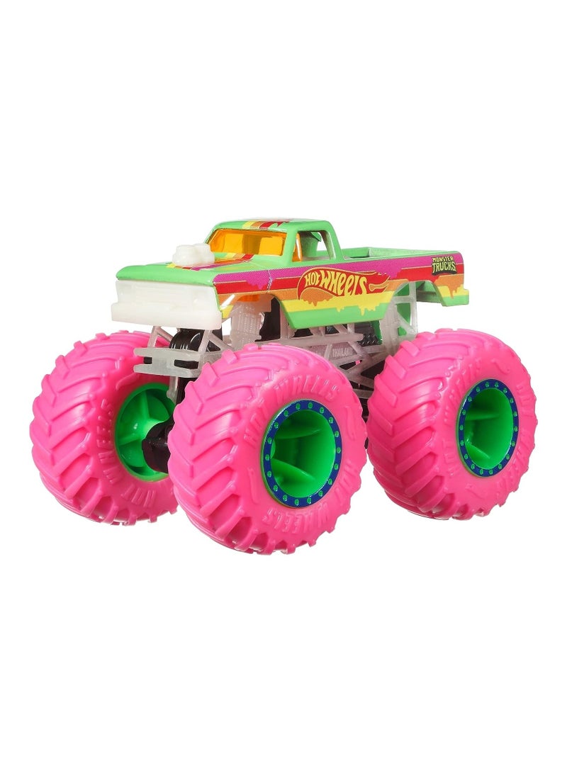 هوت ويلز قطعة واحدة من Hotwheels Monster Trucks Glow In The Dark Diecast 1:64، قد يختلف الطراز/اللون المتنوع - Image 4