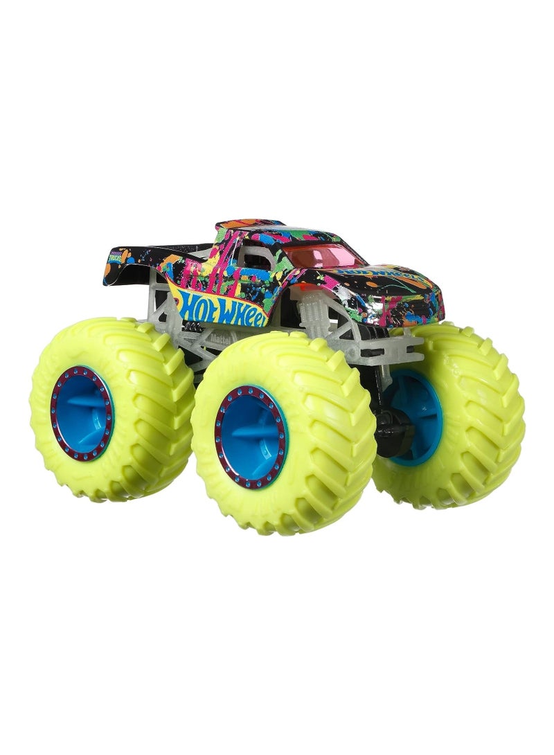 هوت ويلز قطعة واحدة من Hotwheels Monster Trucks Glow In The Dark Diecast 1:64، قد يختلف الطراز/اللون المتنوع - Image 1