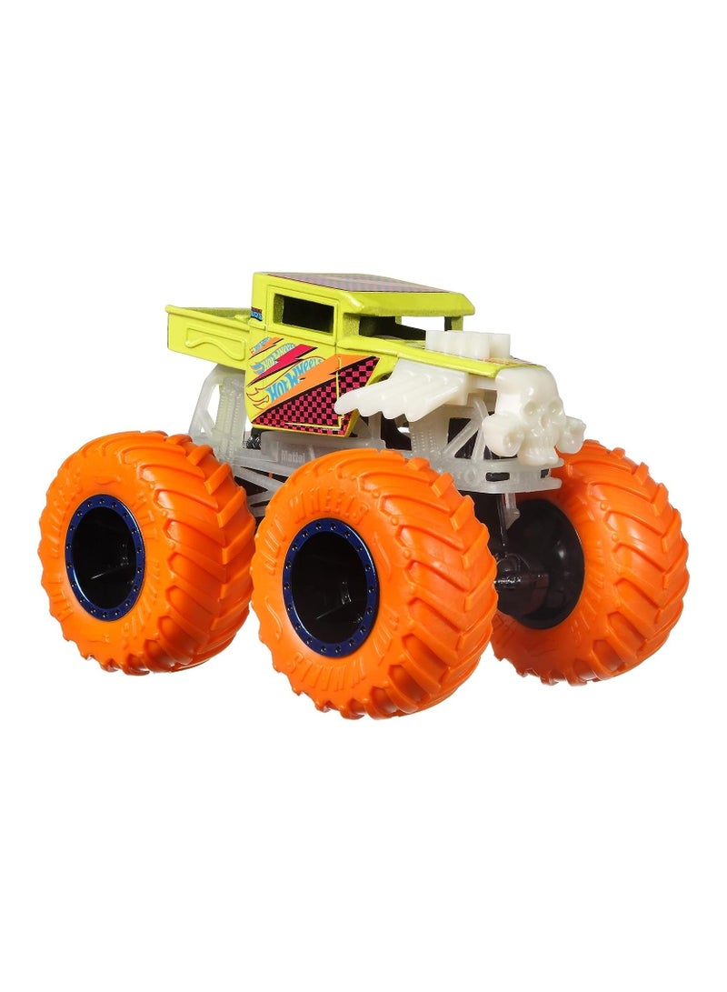 هوت ويلز قطعة واحدة من Hotwheels Monster Trucks Glow In The Dark Diecast 1:64، قد يختلف الطراز/اللون المتنوع - Image 5