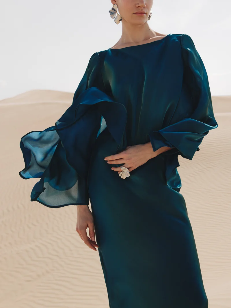 ليتشي بلوزة لامعة بأكمام فضفاضة