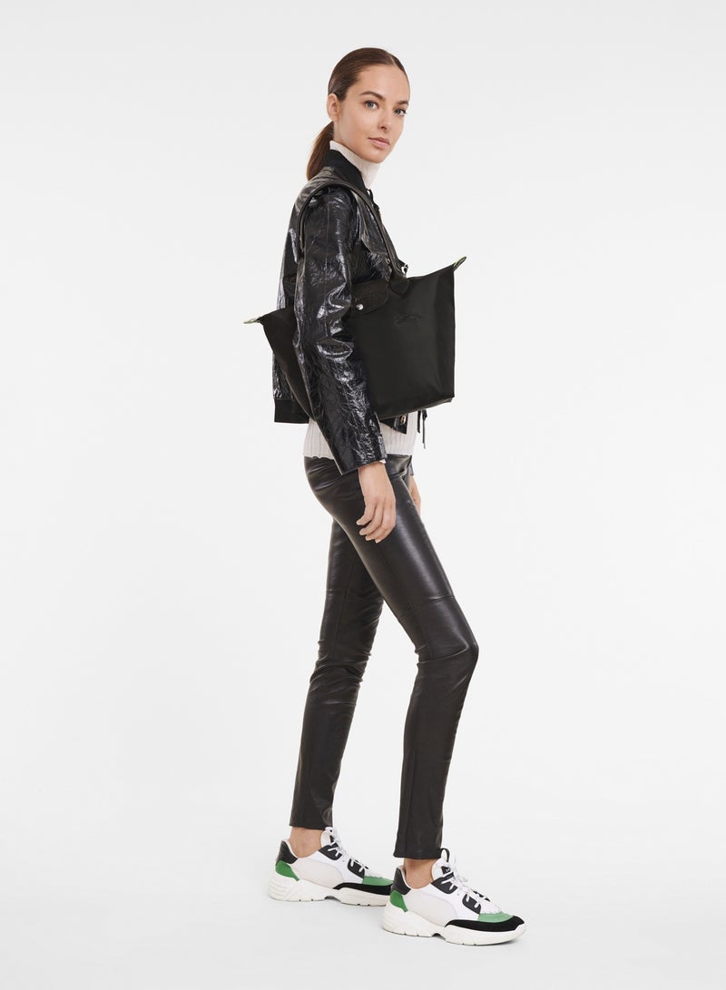 Medium handbag, there is no compartment inside the bag, and it can be used to hold a camera lens. Classic theme pack - Image 3