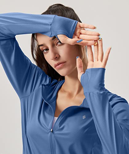 Soothfeel جاكيت هودي للنساء مع حماية من الشمس UPF 50+ خفيف الوزن بأكمام طويلة للنساء مع جيب للتنزه في الهواء الطلق باللون الأزرق الداكن M - Image 5