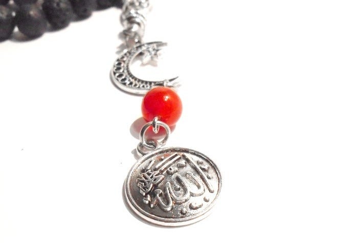 سبحة لافا سوداء و عقيق بني محمر (8 ملم) يدوية الصنع مع كيس خيش هدية - 33 خرزة - Image 3