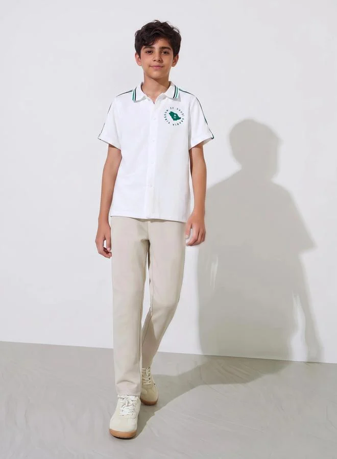 ستايلي قميص بأكمام قصيرة بطبعة اليوم الوطني السعودي للأولاد اليافعين - أوف وايت