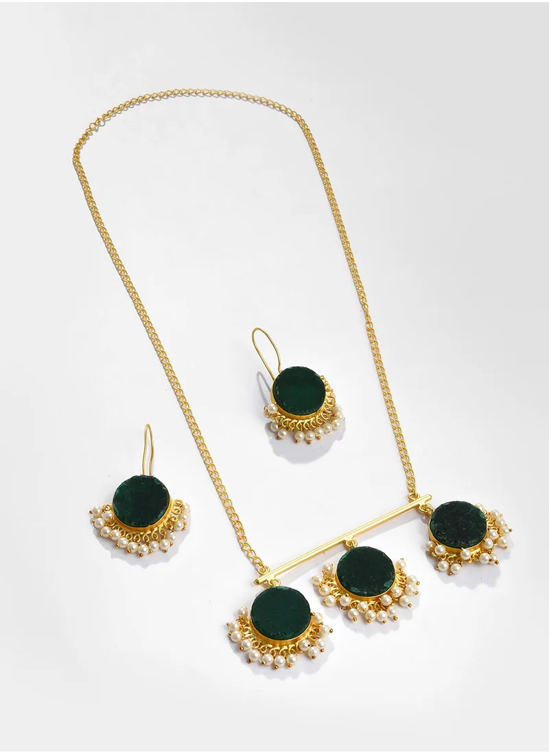 سوهي Green & White Stone-Studded & Beaded Jewellery Set