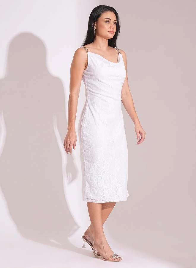 جلو باص فستان ميدي ضيق من الدانتيل بياقة ملتفة وفتحات جانبية