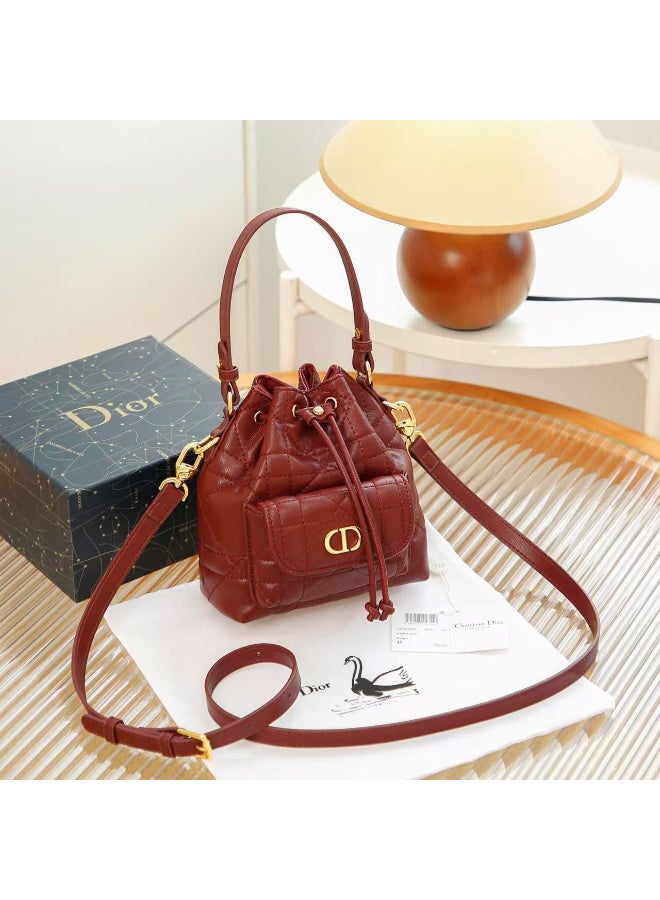 ديور أديكت حقيبة ديور الفاخرة ذات الرباط باللون العنابي مع تفاصيل ذهبية