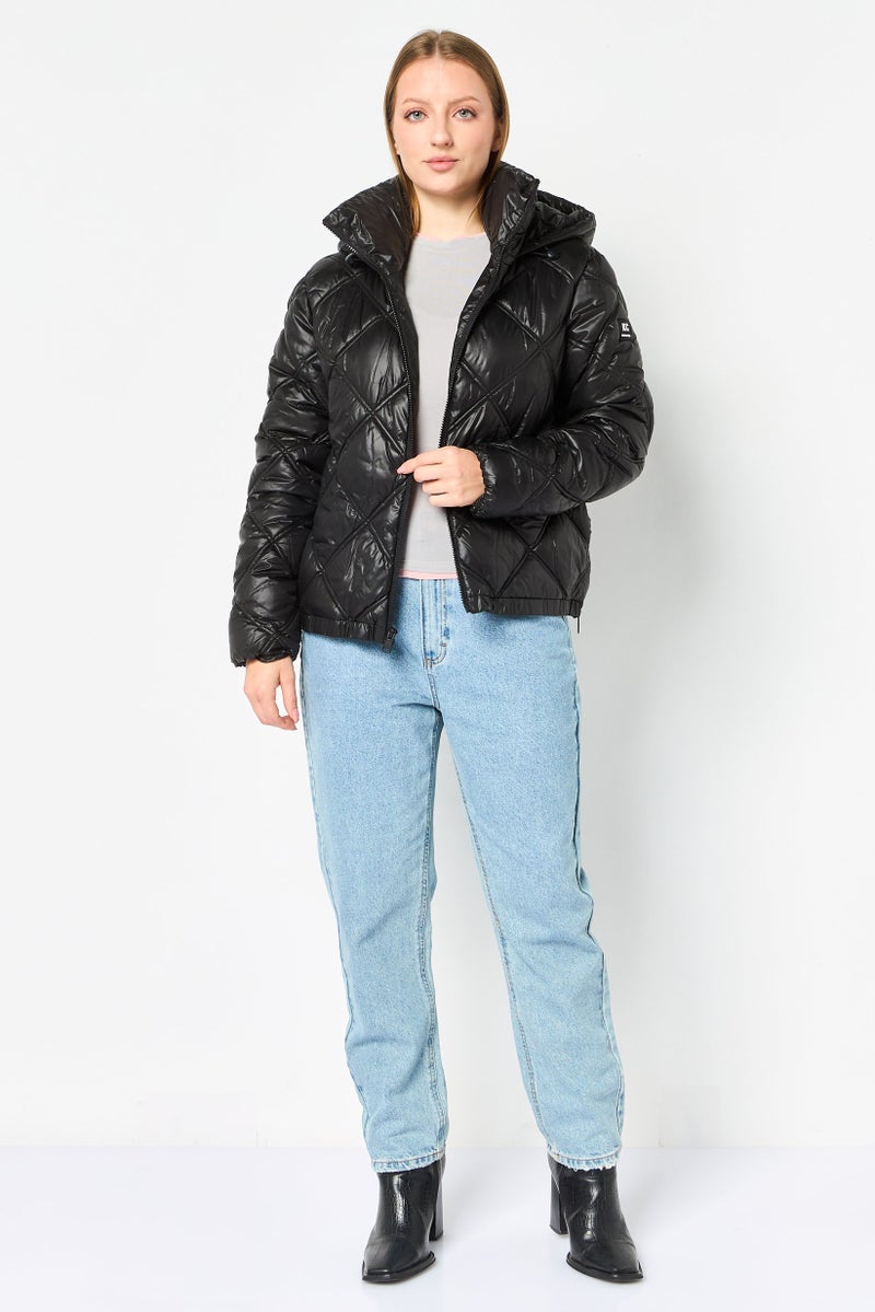Kenneth Cole جاكيت بافر طويل الأكمام بشعار العلامة التجارية للنساء، أسود - Image 4