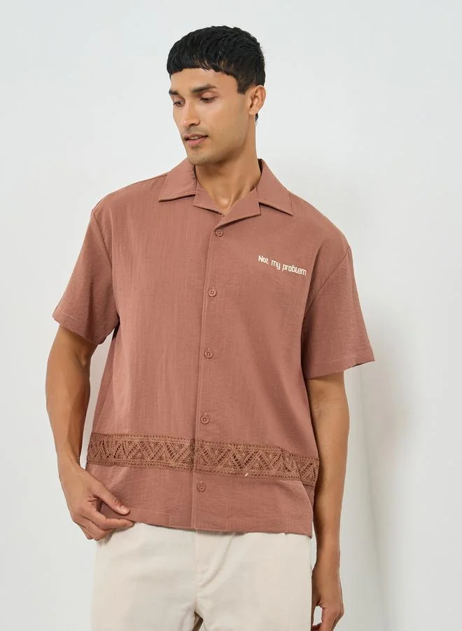 ستايلي قميص واسع بأكمام قصيرة وتفاصيل دانتيل