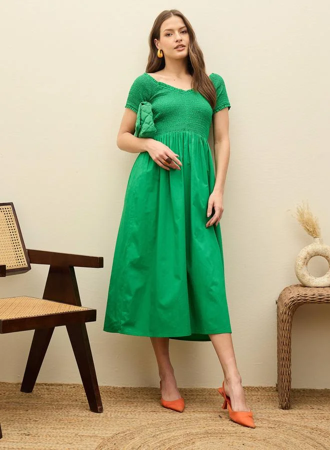 ساسافراس فستان ميدي بتفاصيل مزمومة