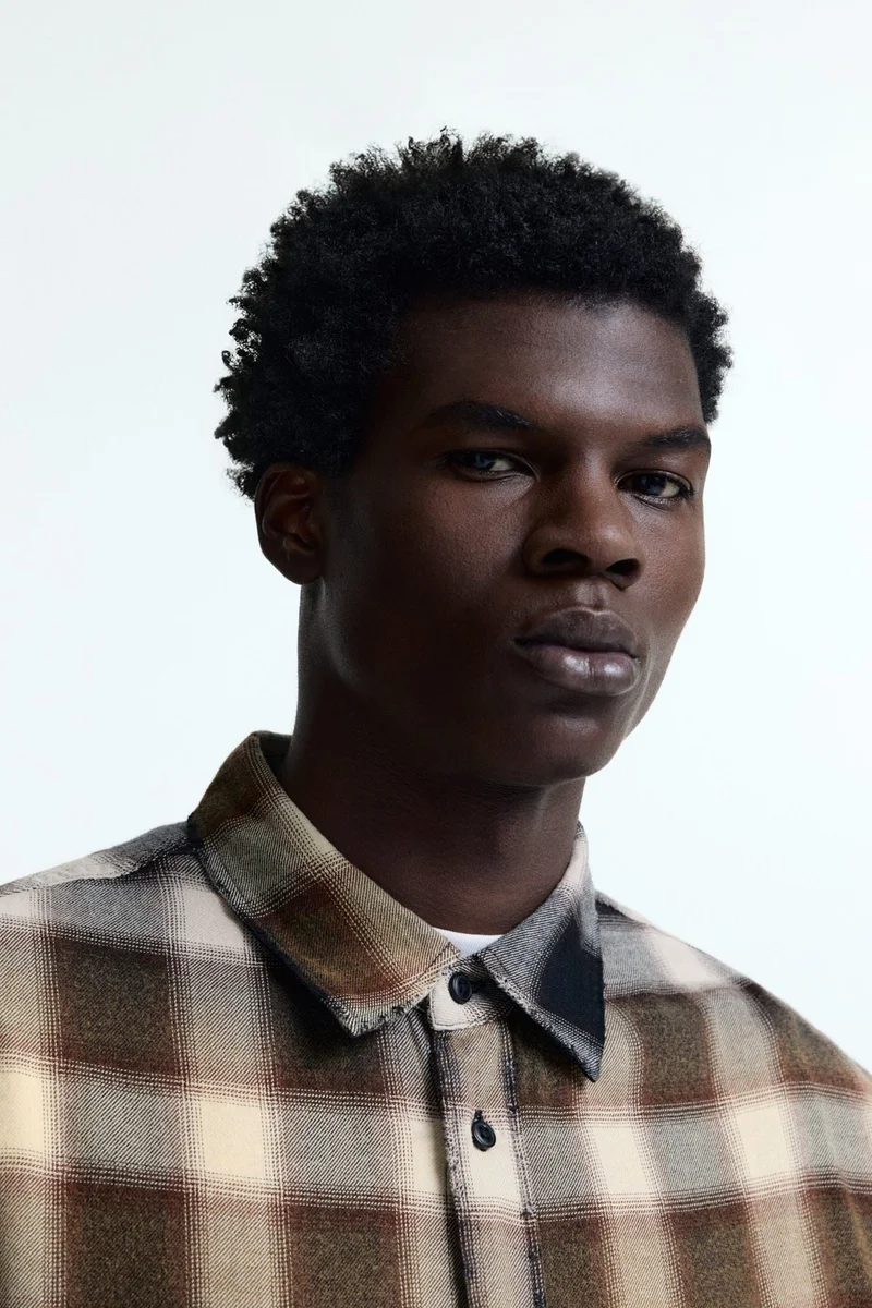 اتش اند ام قميص من مزيج القطن بقصة مريحة