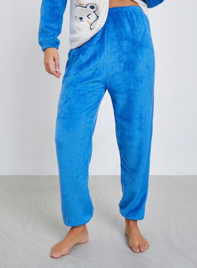 ستايلي طقم بيجاما من بنطال وتيشيرت فليس مُطرّز بدب - Image 4
