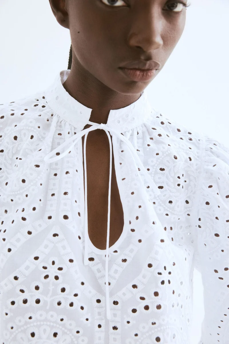 اتش اند ام بلوزة بتطريزات برودري أنجليز