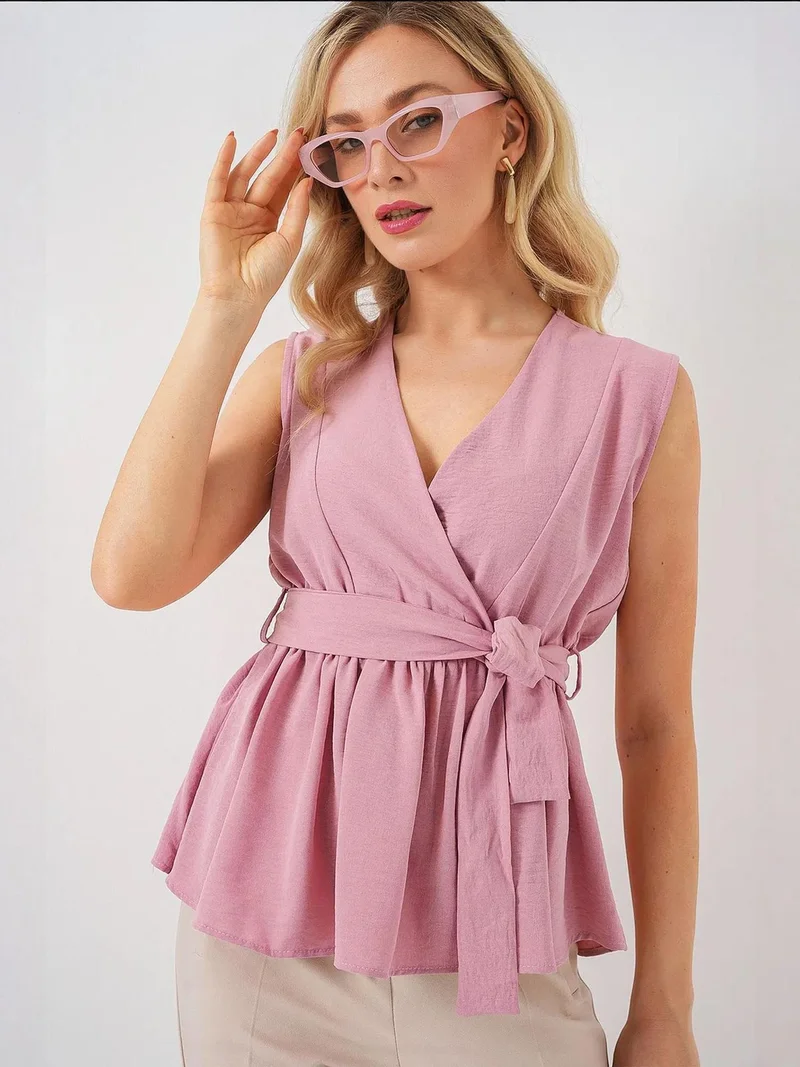 بيغ دارت بلوزة بياقة على شكل حرف  وربطة عنق