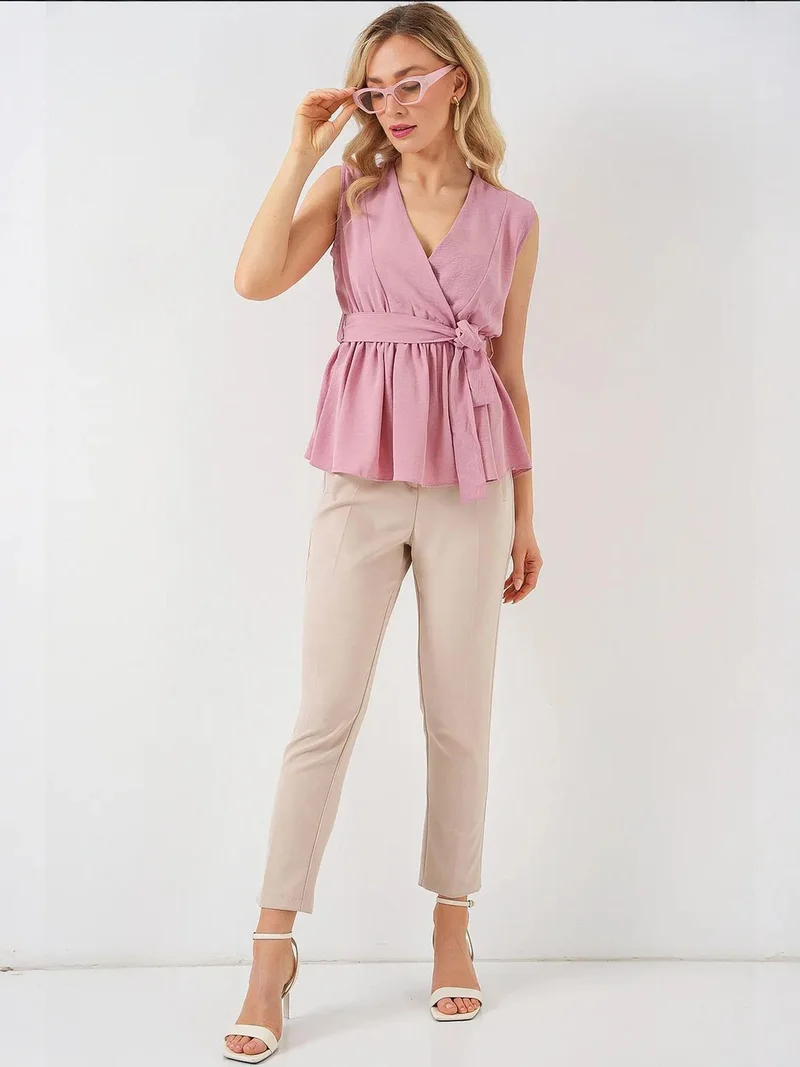 بيغ دارت بلوزة بياقة على شكل حرف  وربطة عنق