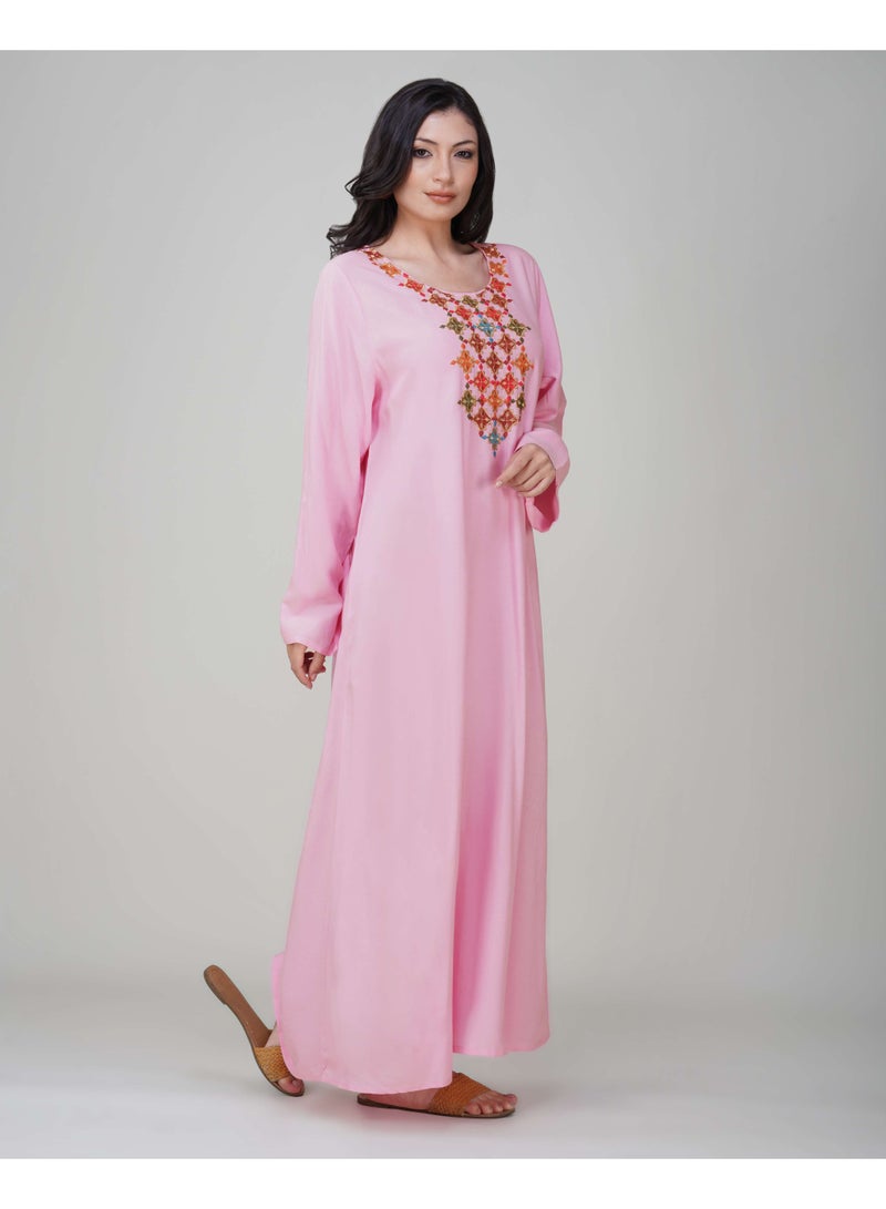 LINELLE جلابية لينيل للسيدات - فستان رايون وردي بأكمام كاملة مع تصميم رقبة مزخرف ملون - Image 2