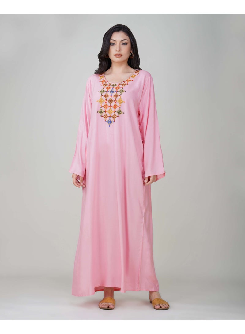 LINELLE جلابية لينيل للسيدات - فستان رايون وردي بأكمام كاملة مع تصميم رقبة مزخرف ملون - Image 3