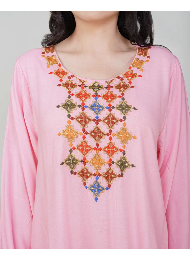 LINELLE جلابية لينيل للسيدات - فستان رايون وردي بأكمام كاملة مع تصميم رقبة مزخرف ملون - Image 4