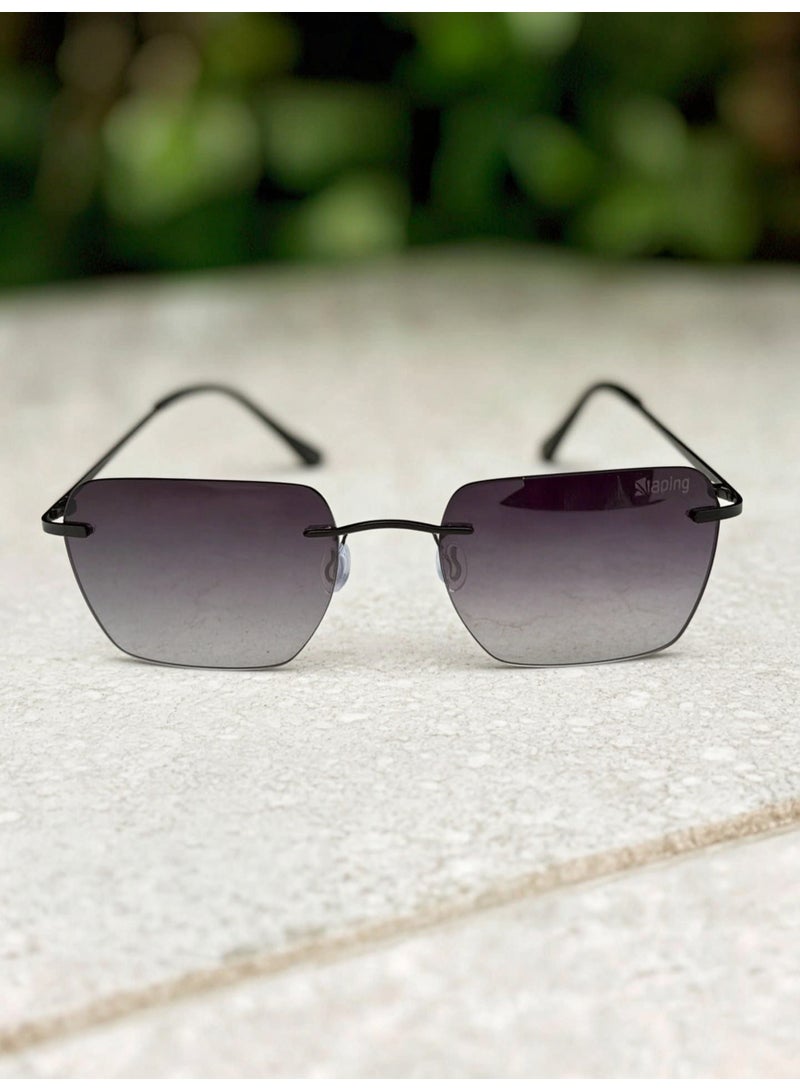 ابينغ ‍‍نظارة شمسية بتصميم عصري من ماركة (aping) بدون إطار (Rimless) بعدسات مربعة أنيقة بلون رمادي متدرج (Gradient) تعطي مظهر فاخر وجذاب. الإطار مصنوع من معدن خفيف باللون الأسود مع ذراع رفيعة لراحة الاستخدام طوال اليوم.  مزودة بأنف سيليكون مريح وقابل للتعديل لثبات مثالي على الوجه. العدسات توفر حماية من أشعة الشمس مع وضوح عالي للرؤية.  تصميم مناسب للرجال والنساء ويكمل الإطلالات الكاجوال والرسمية. - Image 4