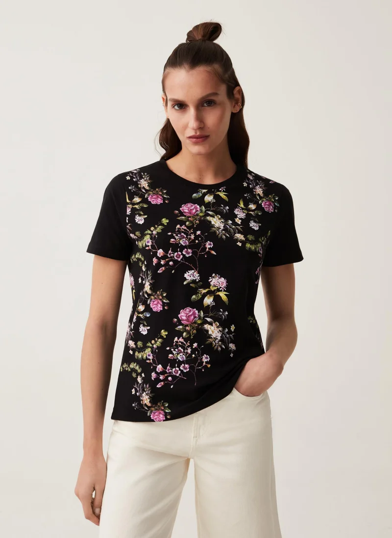 او في اس Cotton T-shirt with floral print