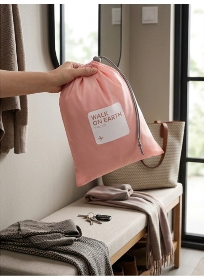 مجموعة 4 حقائب سفر من النايلون مقاومة للماء برباط – حقائب صغيرة الحجم لتخزين الإكسسوارات والمكياج والأغراض اليومية – طقم متين متعدد الاستخدامات للمنزل والمكتب والسفر – تنظيم عملي وسهل للأدوات الشخصية والأغراض الصغيرة – لون وردي جذاب - Image 4