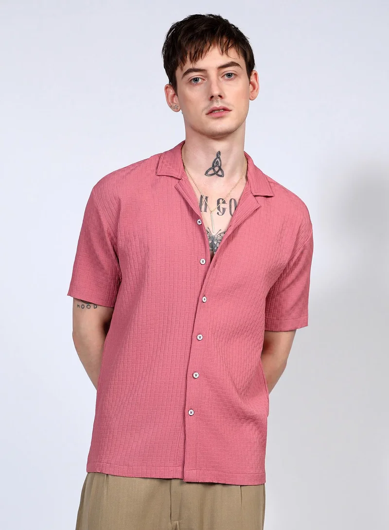 Campus Sutra Men's Flamingo Pink Oversized Interwine Shirt | رجالي | طوق منتشر | أكمام قصيرة | نمط صلب | كاجوال ويومي | قميص واسع