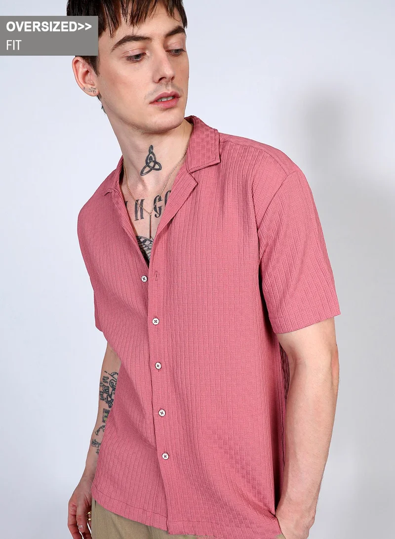 Campus Sutra Men's Flamingo Pink Oversized Interwine Shirt | رجالي | طوق منتشر | أكمام قصيرة | نمط صلب | كاجوال ويومي | قميص واسع