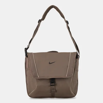 Nike Sportswear Essentials Messenger Bag (15L)