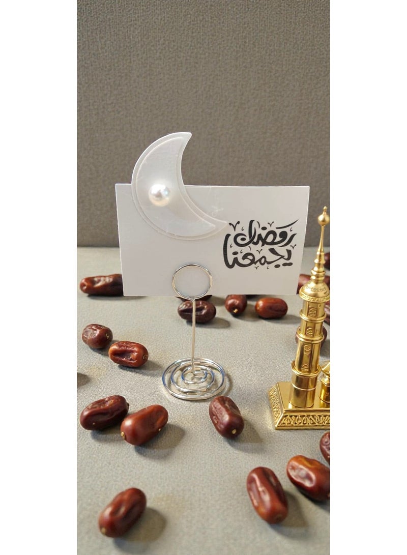 أد ٦ قطع من أدوات مائدة رمضان مع حامل معدني وبطاقات "رمضان بجعنا" - Image 1