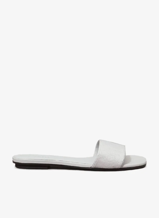 كالفن كلاين شبشب من الجاكار مزين بشعار كلفن كلاين