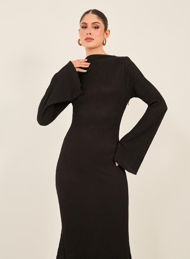 Styli Textured Boat Neck Mermaid Hem Maxi Dress  - Image 4