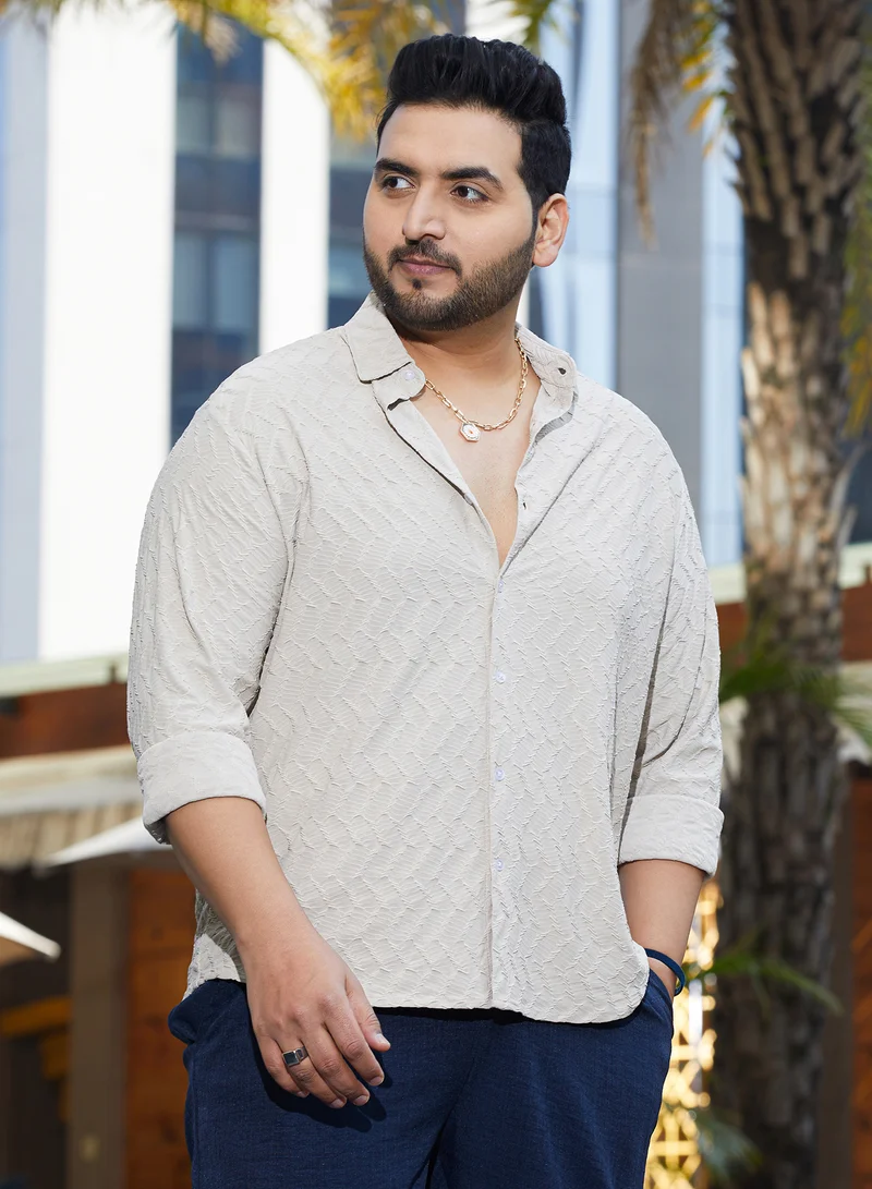 انستافاب بلس قميص رجالي مقاس بلس بنمط شيفرون بيج مريح للاستخدام اليومي بياقة واسعة وأكمام طويلة بأزرار