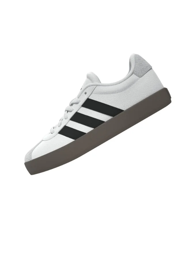 adidas أحذية رياضية أديداس في إل كورت .  بيضاء