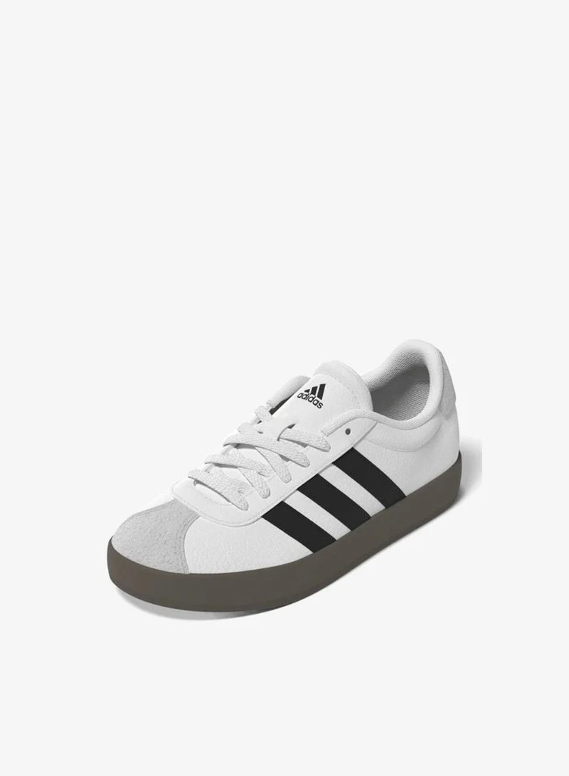 adidas أحذية رياضية أديداس في إل كورت .  بيضاء