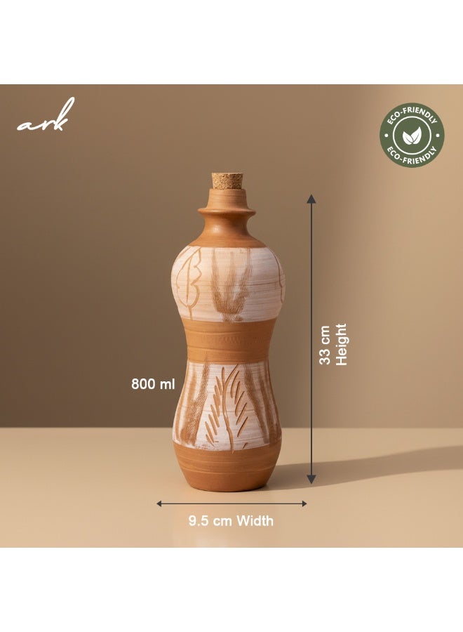 ارك زجاجة ماء من الطين المحروق من ARK، مصنوعة يدويًا | زجاجة ميتي بسدادة فلين | تصميم فاخر منحوت | تصميم فني بأوراق شجر ثنائية اللون | تبريد طبيعي | صديقة للبيئة | 800 مل - Image 2