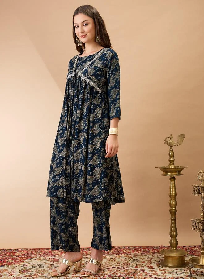 globus Set of 3 - Paisley Print Crop Top, Straight Pants and Shrug