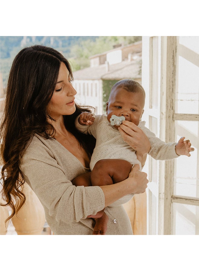 SUAVINEX سكس برو مصاصة بيبي على شكل فراشة فائقة النعومة للأطفال من 0-6 أشهر بحلمة سيليكونية حلمة فسيولوجية آمنة للطفل عبوة من 2 - بيج - Image 3